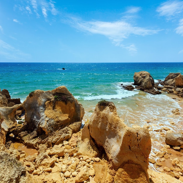 Foto vista de la costa rocosa del atlántico algarve portugal
