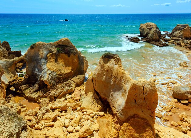 Vista de la costa rocosa del Atlántico de verano (afueras de Albufeira, Algarve, Portugal).