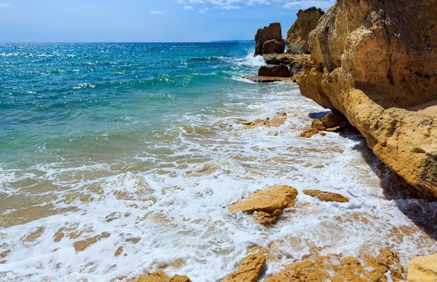 Vista de la costa rocosa del Atlántico de verano (afueras de Albufeira, Algarve, Portugal).