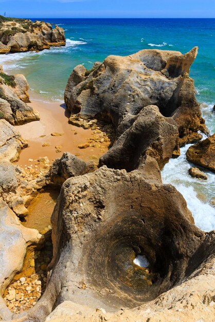 Vista de la costa rocosa del Atlántico de verano (afueras de Albufeira, Algarve, Portugal).