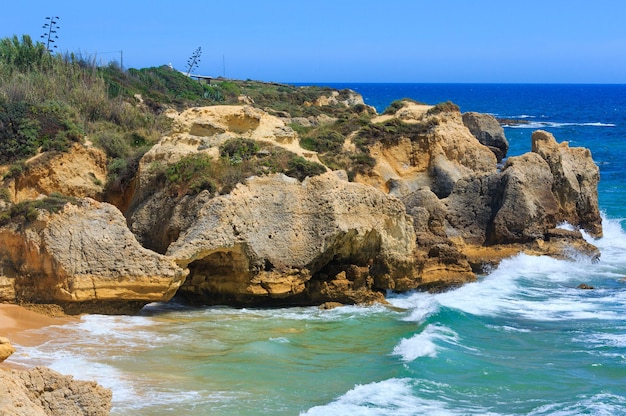 Foto vista de la costa rocosa del atlántico de verano (afueras de albufeira, algarve, portugal).