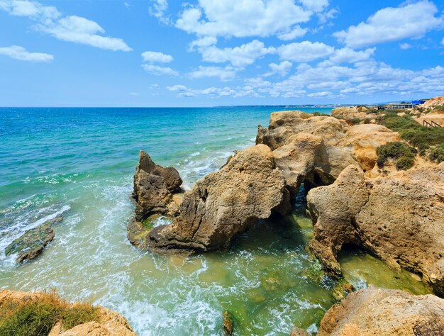 Vista de la costa rocosa del Atlántico de verano (afueras de Albufeira, Algarve, Portugal).