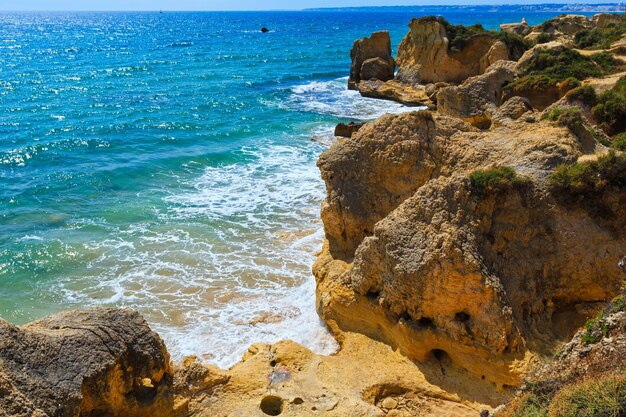 Vista de la costa rocosa del Atlántico de verano (afueras de Albufeira, Algarve, Portugal).