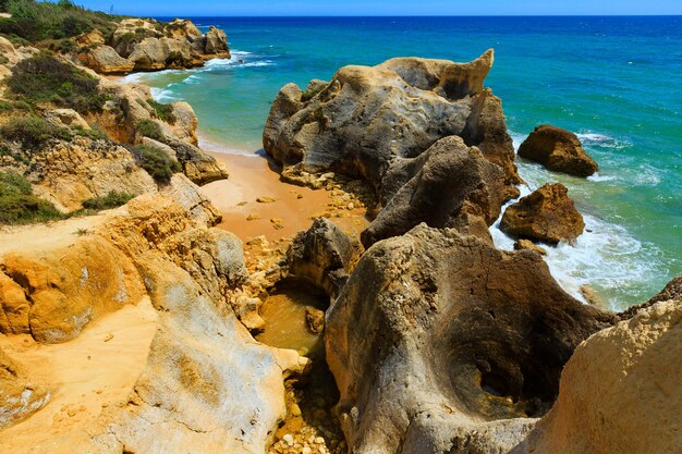 Vista de la costa rocosa del Atlántico de verano afueras de Albufeira Algarve Portugal