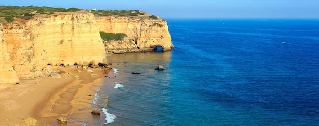 Vista de la costa rocosa del Atlántico de verano con playa de arena Praia da Afurada (Lagoa, Algarve, Portugal). Dos disparos unen un panorama de alta resolución.