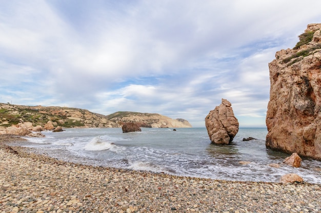 Vista de una costa rocosa en la mañana