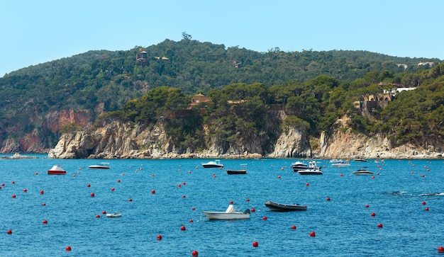 Vista de la costa rocosa del mar de verano. Costa entre Barcelona y Palamós (Coasta Brava, Cataluña, España).