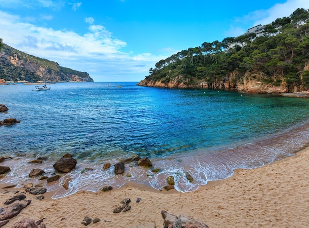 Vista de la costa rocosa del mar de verano desde la playa (cerca de Palamós, Costa Brava, Cataluña, España).