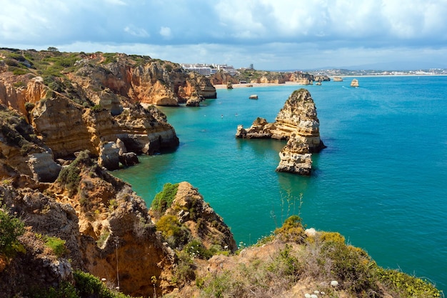 Vista de la costa rocosa del océano Atlántico (Ponta da Piedade, Lagos, Algarve, Portugal).