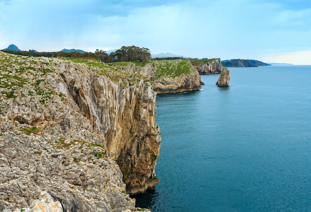 Vista de la costa rocosa del verano del Golfo de Vizcaya, España, Asturias, cerca de Camango.