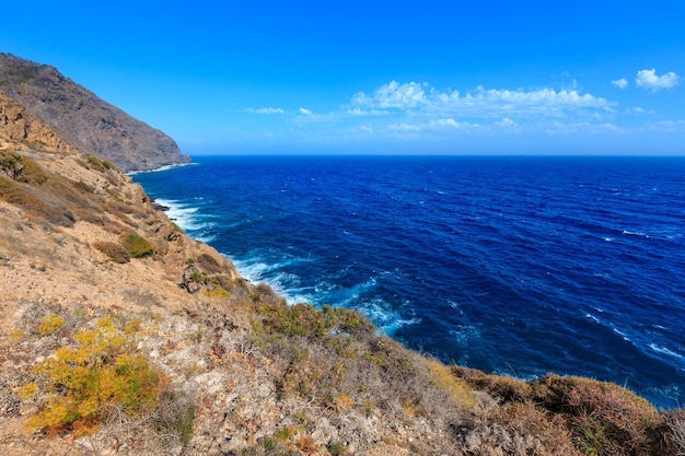 Vista de la costa rocosa del verano del mar Mediterráneo (bahía de Portman, Costa Blanca, España).