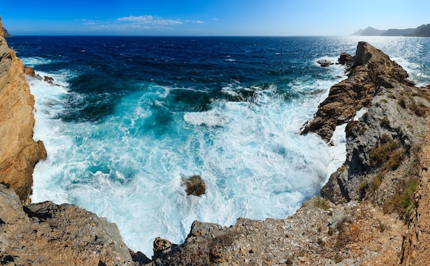 Vista de la costa rocosa del verano del mar Mediterráneo (Portman, Costa Blanca, España).