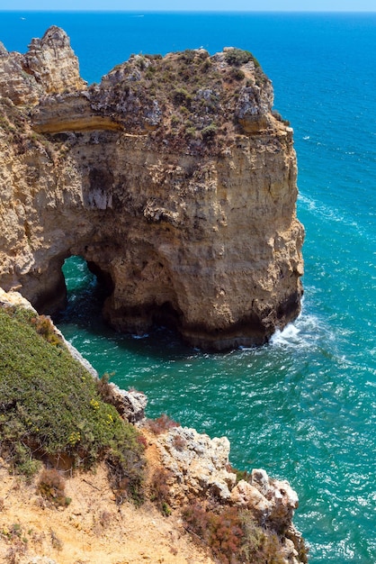 Vista de la costa rocosa de verano del océano Atlántico (Ponta da Piedade, Lagos, Algarve, Portugal).