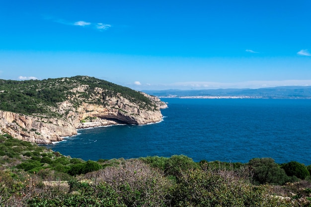 Vista de la costa sarda en un día soleado de primavera