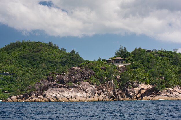 Vista de la costa de Seychelles con casas en el bosque. Tiro horizontal