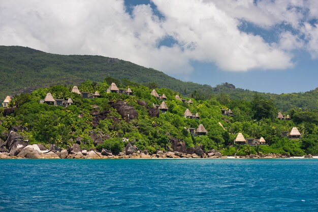 Vista de la costa de Seychelles con casas en el bosque. Tiro horizontal