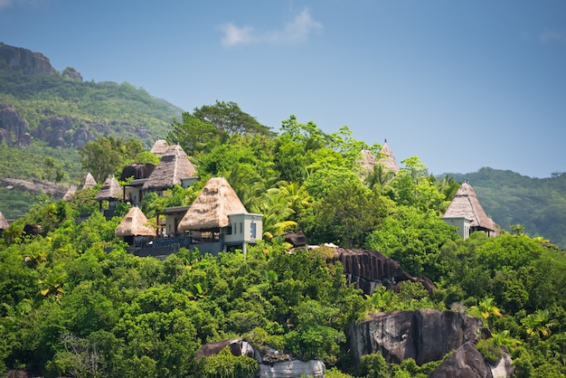 Vista de la costa de Seychelles con casas en el bosque