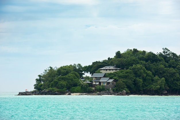 Foto vista de la costa de seychelles con casas en el bosque