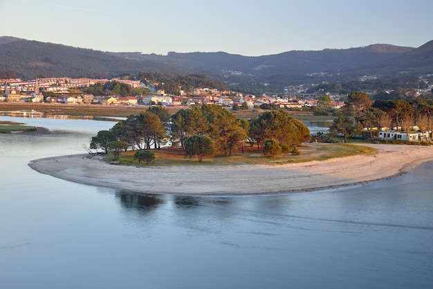 Vista de la costa sur de galicia en el área de nigran.