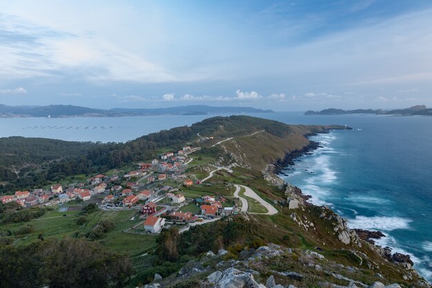 Vista de la costa de La Vela y las Islas Cíes desde el mirador O Facho de Donon