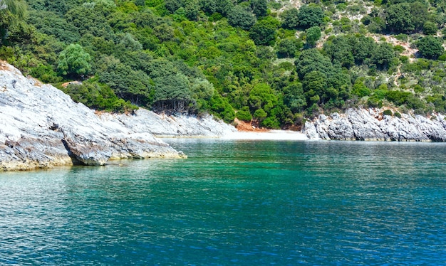 Vista de la costa de verano desde la lancha de Cefalonia, no lejos de Agia Effimia, Grecia