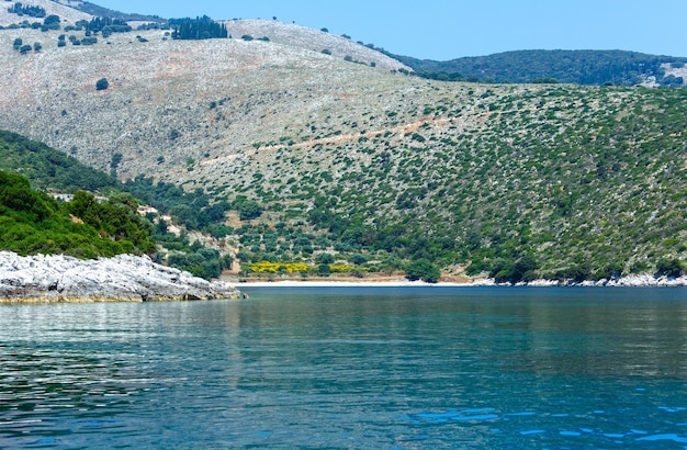 Vista de la costa de verano desde la lancha de Cefalonia, no lejos de Agia Effimia, Grecia