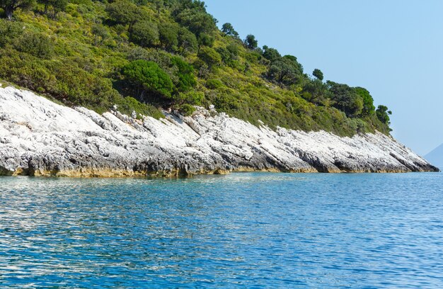 Vista de la costa de verano desde lancha a motor (Cefalonia, no lejos de Agia Effimia, Grecia)