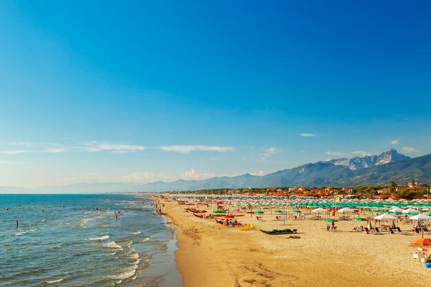 Vista de la costa de Versilia en verano