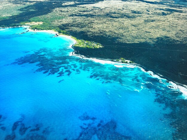 Foto vista de la costa volcánica de hawai desde arriba