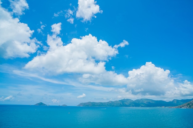 Vista costeira panorâmica de Con Dao de cima com o céu claro do litoral de ondas e o mar azul da estrada