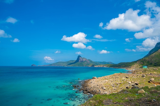 Foto vista costeira panorâmica de con dao de cima com o céu claro do litoral de ondas e o mar azul da estrada