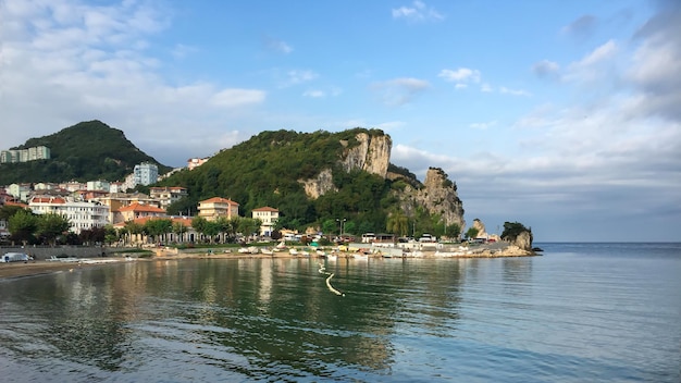 Vista costera de la pequeña ciudad portuaria del Mar Negro de Amasra en la provincia de Bartin Turquía
