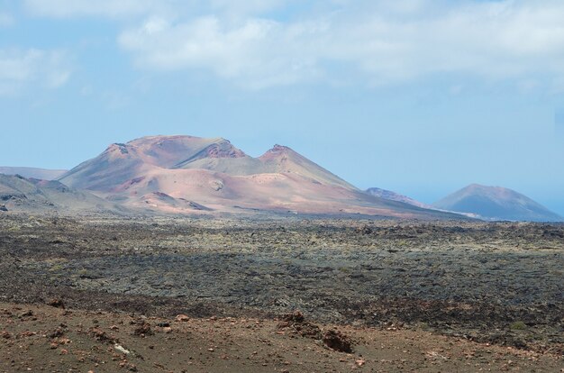 Vista del cráter volcánico en el Valle del Silencio en el Parque Nacional de Timanfaya en Lanzarote, Islas Canarias, España. El espectacular paisaje volcánico.