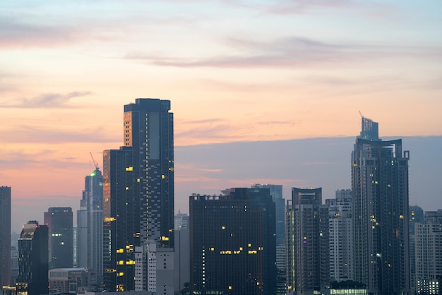 Vista crepuscular da cidade em Banguecoque, Tailândia.