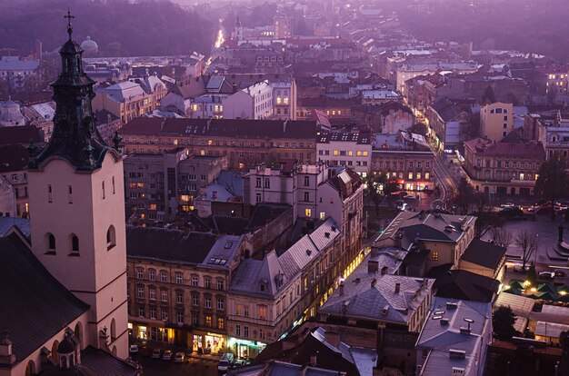 Vista crepuscular da cidade europeia de Weatern, Lviv, plano de fundo da arquitetura