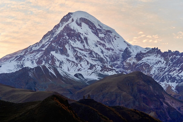 Vista de la cresta del hermoso y majestuoso escénico famoso Monte Kazbek en Georgia, Stepantsminda, Gergeti