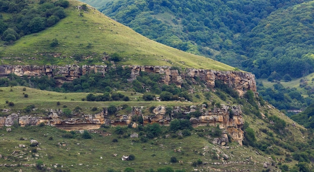 Vista de la cresta rocosa en el norte del Cáucaso en Rusia.