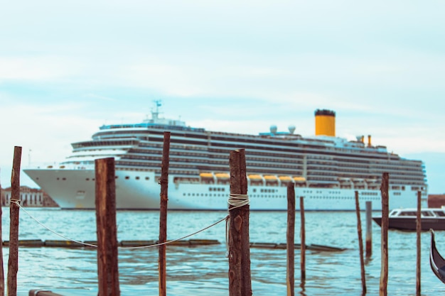 Vista del crucero en la bahía de la ciudad