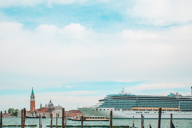 Vista del crucero en el puerto de Venecia concepto de viaje vacaciones de verano