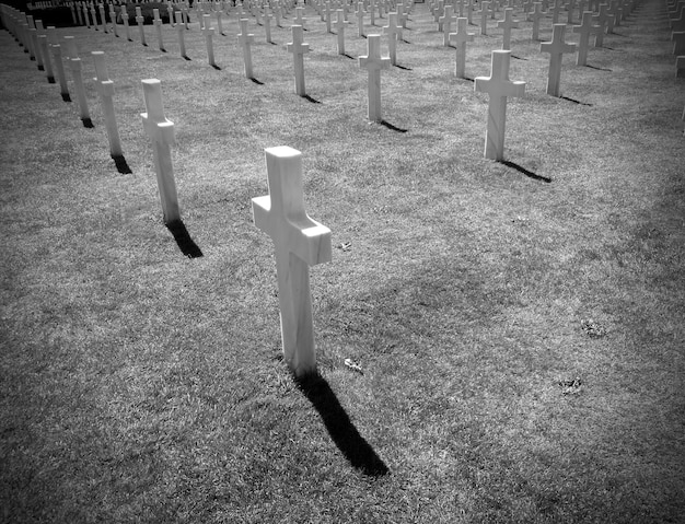 Foto vista de la cruz en el cementerio