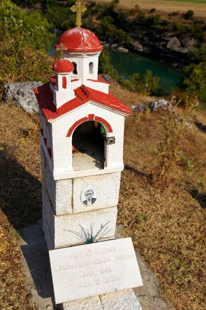 Foto vista de la cruz en el cementerio