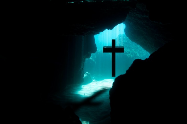 Foto vista de la cruz cristiana con fondo de agua