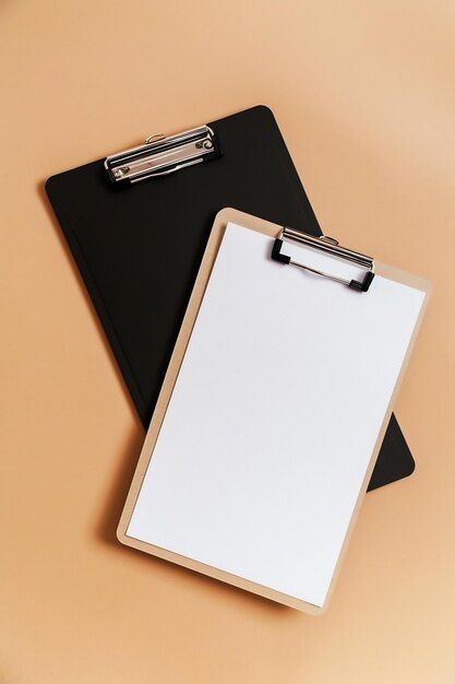 vista de cuadernos en blanco y negro sobre un fondo beige suave