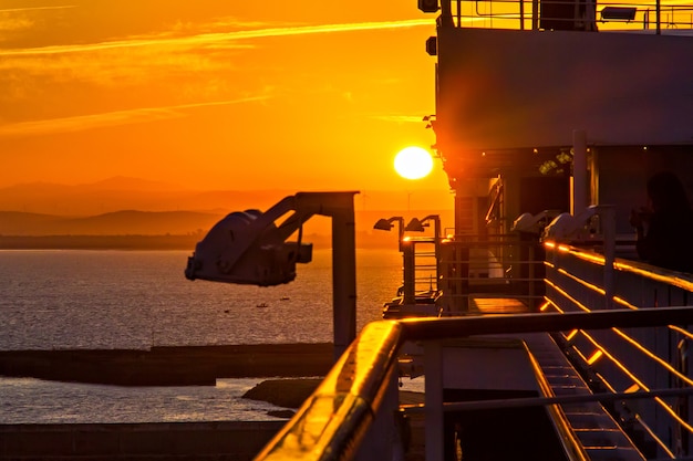 Vista desde la cubierta del crucero, puesta de sol