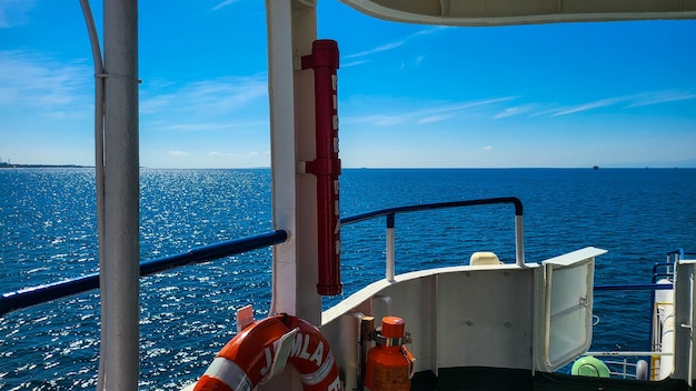 Vista de la cubierta del ferry con el vasto mar azul