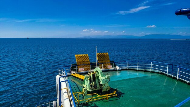 Vista de la cubierta del ferry con el vasto mar azul