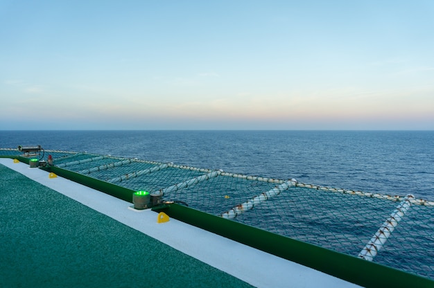 Vista desde la cubierta del helicóptero en la plataforma de perforación en alta mar con agua de mar azul oscuro