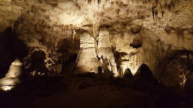 Foto vista de la cueva desde un ángulo bajo