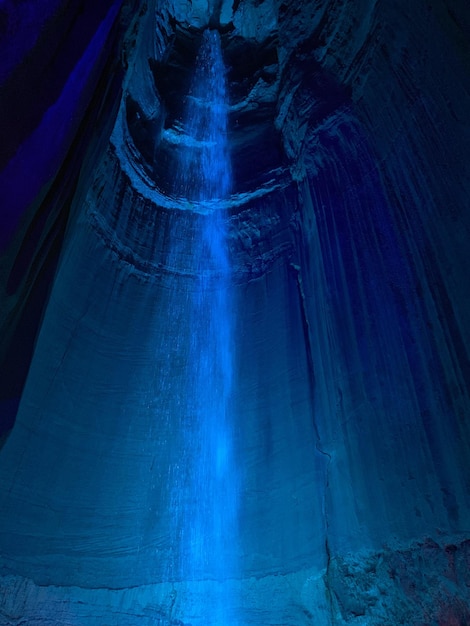 Foto vista de la cueva desde un ángulo bajo