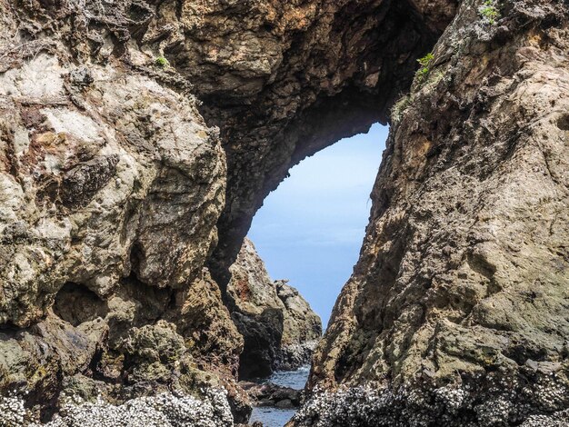 Vista de la cueva desde un ángulo bajo